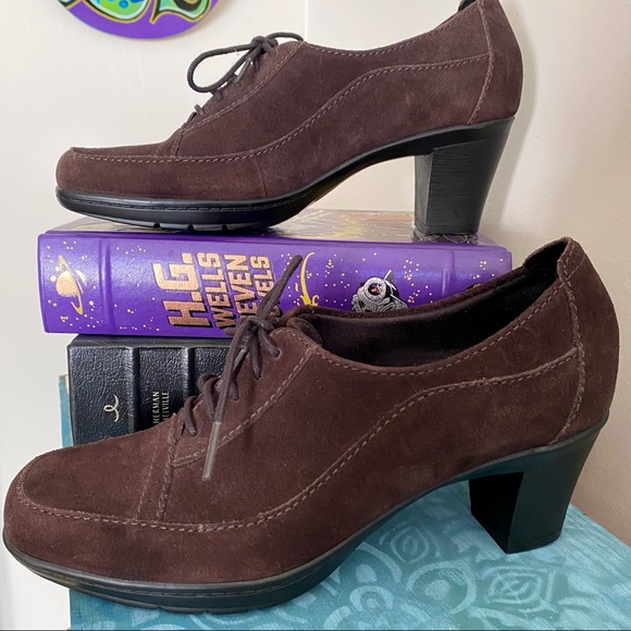 Clarks Leather Heeled Suede Oxford Ankle Booties - Picture 2 of 10